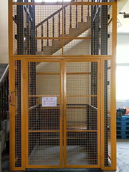 導(dǎo)軌式液壓升降貨梯安裝現(xiàn)場