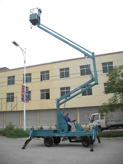 曲臂式升降機(jī)使用中